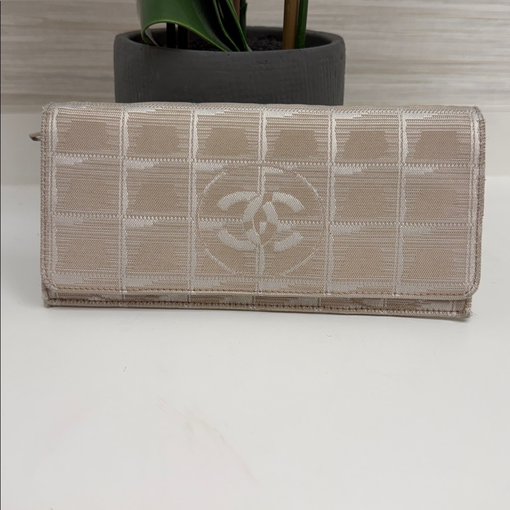 CHANEL Beige and Cream Quilted Logo Key & Card Holder